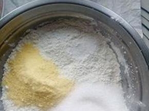 准备好材料放入盆中
