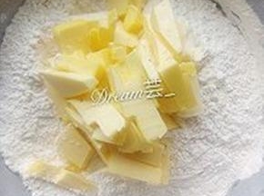 搅拌均匀面粉加入黄油