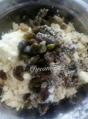 用手揉搓均匀加入果仁，葡萄，提子干，黑芝麻花生核桃碎。在用手揉搓成小粒。