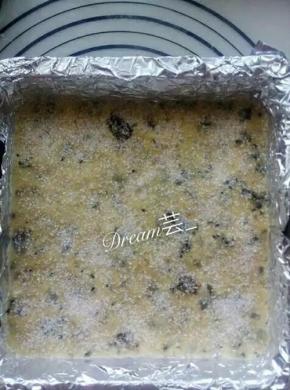 八寸方盘铺锡纸，表面撒白糖，叉小洞冷藏半个小时。