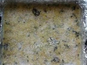 八寸方盘铺锡纸，表面撒白糖，叉小洞冷藏半个小时。