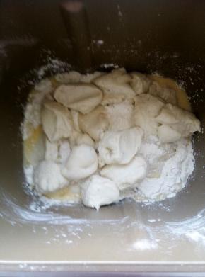 .面包桶内放入主面团材料先液体后干粉，中种面团揪成小块放入酵母。和面10-15分钟。