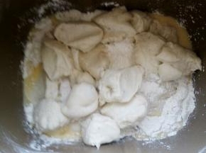 .面包桶内放入主面团材料先液体后干粉，中种面团揪成小块放入酵母。和面10-15分钟。