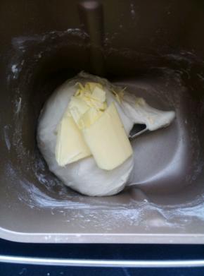 加入软化黄油。和面10-15分钟拉出薄膜。用的东菱面包机。