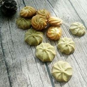 搅拌好的面糊分成两份，一份原味，一份加了少许抹茶粉。(抹茶粉用量自己随意我用了不到3克)