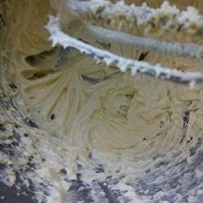 黄油切小块软化 冬天可以微波炉叮40秒 加入糖粉 充分打发