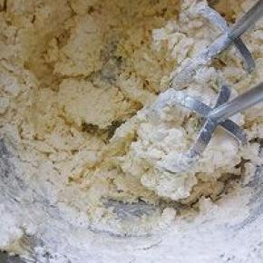 接着加入鸡蛋液 一档打发 充分打发哦 接着加入盐和玉米油1挡打发 一定要充分 完成后加入低筋面粉 用打蛋器先手动搅拌一下 免得满天飞 然后开启打蛋器一档 搅拌均匀就停下 不要用刮刀压 装入裱花袋 就可以挤出各种形状。