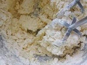 接着加入鸡蛋液 一档打发 充分打发哦 接着加入盐和玉米油1挡打发 一定要充分 完成后加入低筋面粉 用打蛋器先手动搅拌一下 免得满天飞 然后开启打蛋器一档 搅拌均匀就停下 不要用刮刀压 装入裱花袋 就可以挤出各种形状。