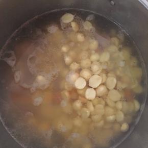 高压锅解压后放入新鲜莲子，大火煮开后转文火继续煮20分钟即可享用