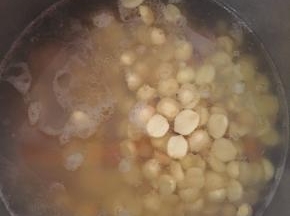 高压锅解压后放入新鲜莲子，大火煮开后转文火继续煮20分钟即可享用