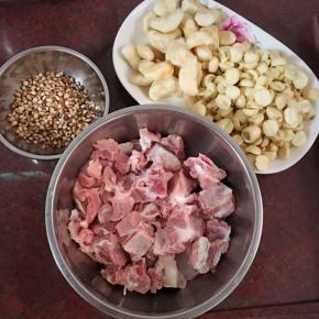食材洗净，薏仁提前浸泡一小时