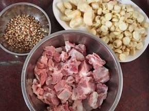 食材洗净，薏仁提前浸泡一小时