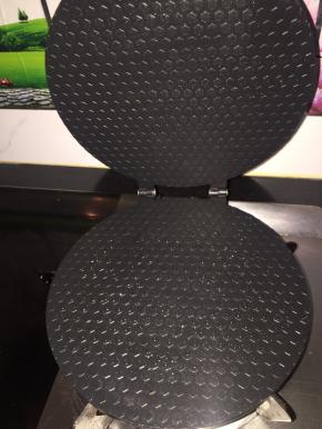 把蛋卷机抹上油，加热，第一次要抹油