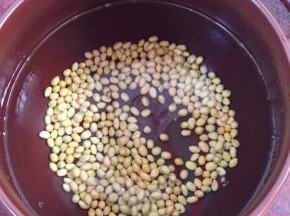 黄豆提前放在锅里，锅中加满满8碗水，大火煮开转小火30分钟