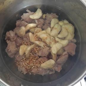 去血后的排骨和薏仁，菱角放入高压锅里大火煮开，转小火15分钟