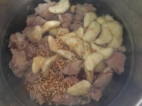 去血后的排骨和薏仁，菱角放入高压锅里大火煮开，转小火15分钟
