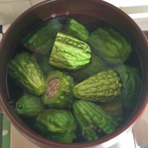 把苦瓜放入锅里，再次大火煮开后转小火。全程共煲了1小时30分钟