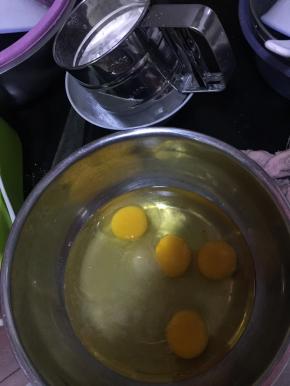 准备所有材料，除面粉外，称重放一起