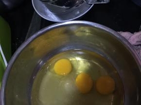 准备所有材料，除面粉外，称重放一起