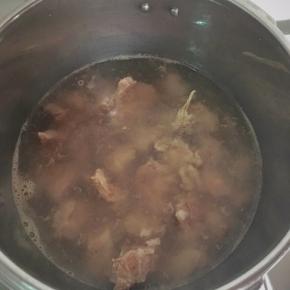 排骨先飞水，去血