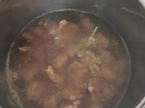 排骨先飞水，去血