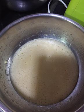 将蛋液用电动打蛋器打匀