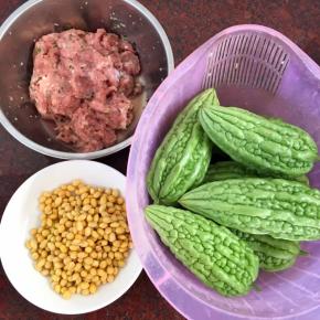 黄豆提前浸泡，肉剁碎腌制