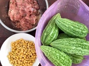 黄豆提前浸泡，肉剁碎腌制