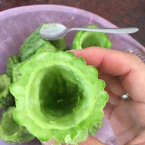 苦瓜对半切开，大苦瓜切成大概一指长一段，然后挖去籽