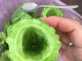 苦瓜对半切开，大苦瓜切成大概一指长一段，然后挖去籽