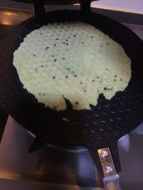 倒一勺面糊，压下，很容易看状态，看上去不错吧