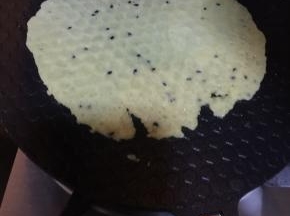 倒一勺面糊，压下，很容易看状态，看上去不错吧