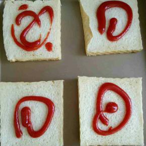 挤上番茄酱或披萨酱，都放味道更香，我的刚用完了，就只放了番茄酱，一样的好吃