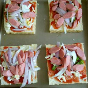 先放上一次芝士碎，再放上你喜欢的各种菜摊平，最后上面再撒上一层芝士碎