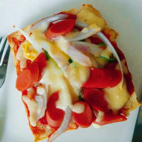 预热烤箱200度°中层15分钟左右就可以出炉了，慢慢享受美味的土司披萨吧！孩子很喜欢吃哦！做早餐最好不过了！