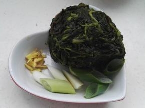 准备好的原料：枸杞芽放水中化冻，挤水(鲜枸杞芽焯水后直接用)，姜切丝，葱切段或切丝。