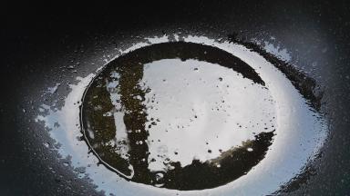 炒锅烧热放油。