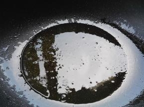 炒锅烧热放油。