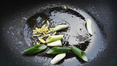 放入姜丝、葱。