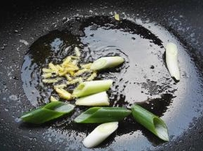 放入姜丝、葱。