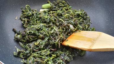 翻炒(锅太干可从一圈倒入适量开水或温水)。