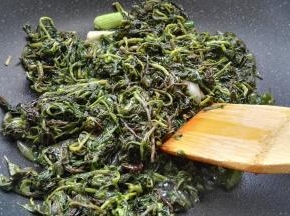 翻炒(锅太干可从一圈倒入适量开水或温水)。