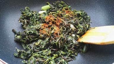 放适量辣椒粉。