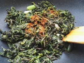 放适量辣椒粉。