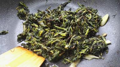 放十三香拌匀出锅。