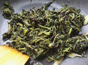 放十三香拌匀出锅。