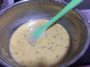 倒入芝麻，拌均匀