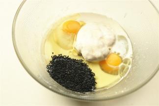 所有材料都加入容器里。