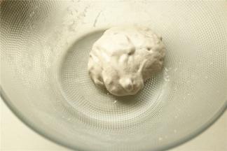 量取25克fluff棉花糖，打开盖子就能闻到好闻的焦糖味。