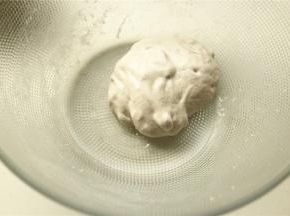 量取25克fluff棉花糖，打开盖子就能闻到好闻的焦糖味。